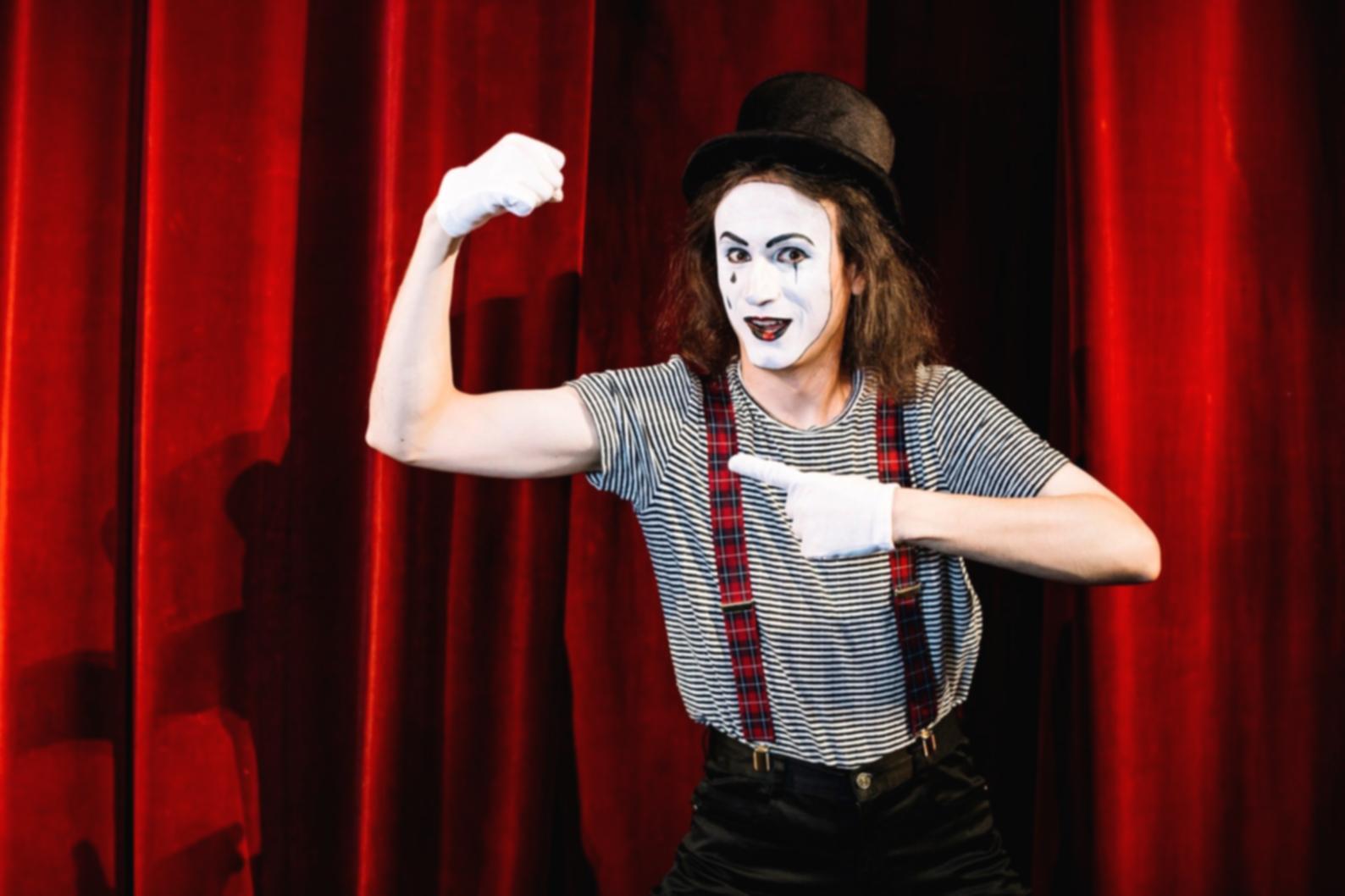 Робоче місце студента з ноутбуком та навушниками